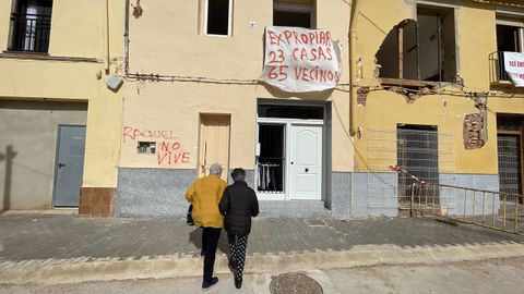 Elena Moreno y Carmen Ardudo caminan por la calle Almassereta de Picaa, junto al barranco del Poyo.