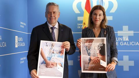 El conselleiro de Sanidade, izquierda, Antonio G�mez Caama�o, con la secretaria xeral t�cnica, Natalia Lobato, con los carteles de la campa�a