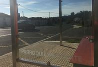 El acceso asfaltado a la casa de los padres del alcalde de Arz�a est� a continuaci�n de la marquesina. 