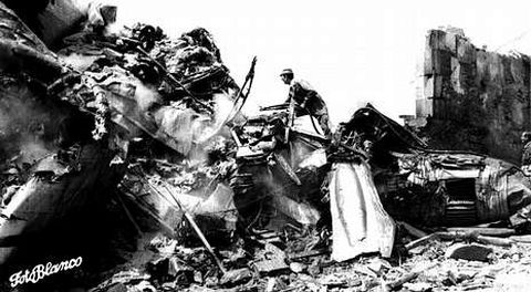 Un hombre durante las operaciones de rescate en los restos del avi�n, que arras� con el muro del Pazo do R�o.