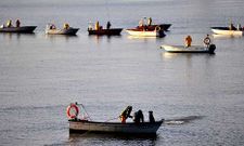En la foto, de archivo, mariscadores a fltoe faenando en el banco de As P�as.