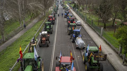 Protesta con tractores en la N-120 en su acceso a Ourense en protesta por el acuerdo de la UE con Mercosur.