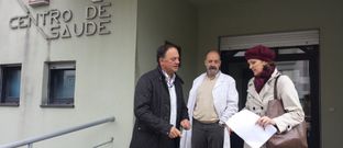El alcalde, el responsable local de Sanidade y la t�cnica de la conseller�a, ayer en el control del centro.