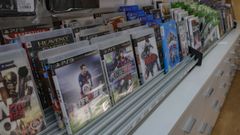 Los estantes de videojuegos del negocio Tecnogame, en Lugo.
