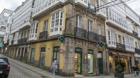 Calle Real, 94, esquina con calle Concepci�n Arenal. Tres pisos por 90.000 euros. Edificio de 140 a�os donde se alojaba la emblem�tica farmacia Pun�n. Fachada de piedra. El bajo no est� a la venta
