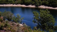 Zona por la que se precipit� el cami�n, que qued� sumergido en las aguas del embalse