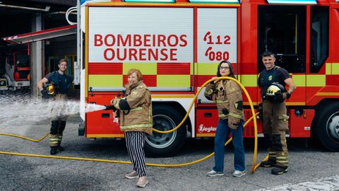 Una de las im�genes del calendario ben�fico de los bomberos de Ourense con miembros de las asociaciones que colaboraron en la iniciativa.