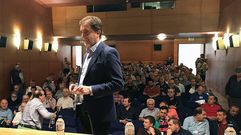 Juan Jos� Gonz�lez Pulgar, antes del inicio de la asamblea del Montep�o de la Miner�a, con Jos� Luis Alperi ya sentado en primera fila.Juan Jos� Gonz�lez Pulgar, antes del inicio de la asamblea del Montep�o de la Miner�a, con Jos� Luis Alperi ya sentado en primera fila