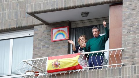 Vecinos de Lugones (Siero) aplauden al Ej�rcito de Tierra desde los balcones
