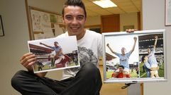 Apsas, con las fotos de su haza�a, en la redacci�n de La Voz en Vigo d�as despu�s