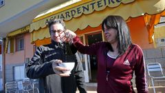 Juan L�pez y su cu�ada Carmen Silva, en la puerta de O Aguardenteiro