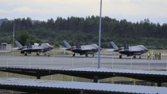 Los cazas del ej�rcito brit�nico quedaron estacionados a media tarde de este viernes en el aer�dromo militar de Santiago