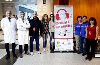 Alcer tuvo apoyo del CHUS y personajes de la escena gallega en el d�a de la donaci�n. 