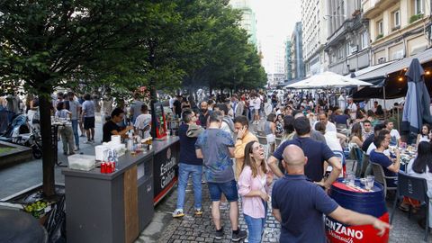 Centenares de personas en la plaza de Vigo, en A Corua