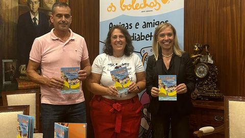 La pobrense Mara Rego, en el centro, present en Madrid el nuevo ejemplar de Os Bolechas, que estar disponible en gallego y castellano