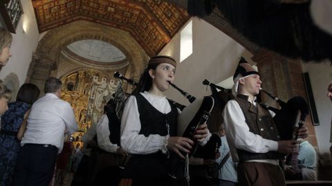 Msicos de la banda municipal de gaitas de Monforte en la salida de la imagen de la Virgen de Montserrat de la iglesia de A Rgoa tras la misa