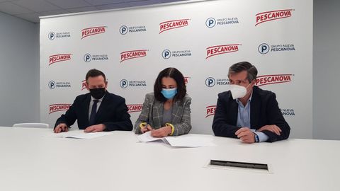 El convenio entre Nueva Pescanova y Down Vigo lo firmaron en las instalaciones de la empresa en Chapela Alfonso Gordon y Marta Otero (director corporativo de Personas y directora general industrial del grupo) y Jos Manuel Garca (presidente de la asociacin)