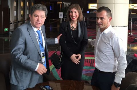 Lores, con uno de los socios de Mar Ceibe y su traductora.