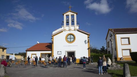 Entorno de la iglesia y sal�n parroquial de Castromil, en imagen de archivo
