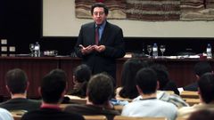 Antonio Cascante, impartiendo una conferencia en el 2002 sobre derecho en la red e Internet