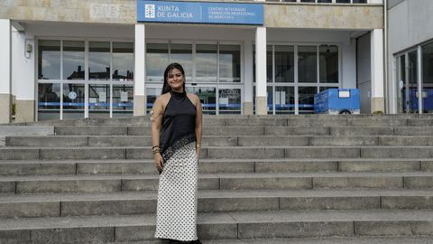 Caroline Daboin ante el CIFP As Mercedes donde estudiar� el pr�ximo curso