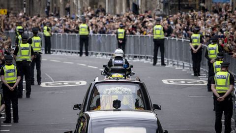 El coche con el fretro de Isabel II llega a Edimburgo