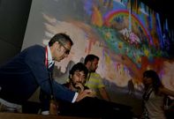 Javier Fesser (a la izquierda), ayer en A Coru�a, durante su ponencia en Mundos Digitales. 