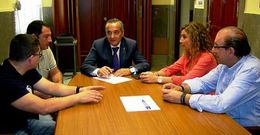 Un momento de la reunin de ayer en Lugo, con los representantes de los comerciantes (el segundo por la izquierda es Emilio Fernndez), el subdelegado (centro), la teniente de alcalde y el alcalde