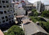 Lote de casas adquirido en la manzana de Santa Marta y financiado por el banco Santander.