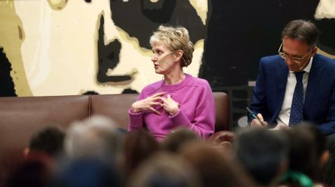 La escritora estadounidense Siri Hustvedt, Premio Princesa de Asturias de las Letras, se reuni hoy martes en el IES Alfonso II de Oviedo con estudiantes de tercer y cuarto curso de la ESO y Bachillerato para hablar sobre la lectura.- EFE/ Jos Luis Cereijido.