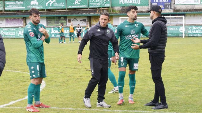 Juanfran Garc�a y Juan Carlos G�mez intentan arropar a sus jugadores tras una dura derrota