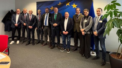 En el centro, Ivn Lpez, presidente de la Alianza Europea de Pesca de Fondo (EBFA), y a su lado, Costas Kadis, comisario de Pesca y Ocanos, en la primera reunin que mantuvo con la directiva de esta organizacin del sector
