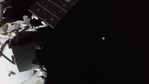 Imagen de la Luna captada por una c�mara externa en la punta del panel solar de la nave espacial Orion 