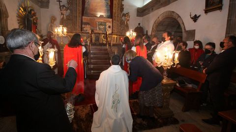 La Irmandade do Cristo da Misericordia sac en procesin las imgenes del Ecce Homo y las vrgenes de la Amargura y la Soledad tras la celebracin de la misa.