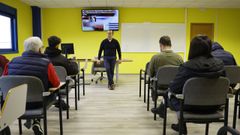 El profesor Jes�s Luis Cedeira, en una clase del curso de sensibilizaci�n y reeducaci�n vial.