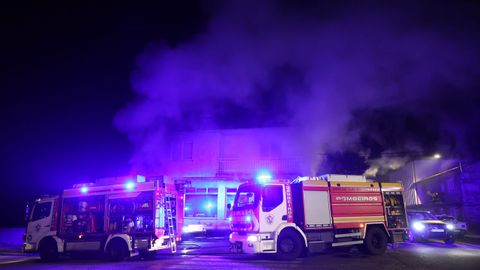 Bomberos de Cee y de Santa Comba y efectivos de Medio Rural trabajaron en la extinci�n del fuego