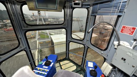 Astilleros de Navantia en Fene: la p�rtico, una m�quina enorme capaz de adentrarse en el mar