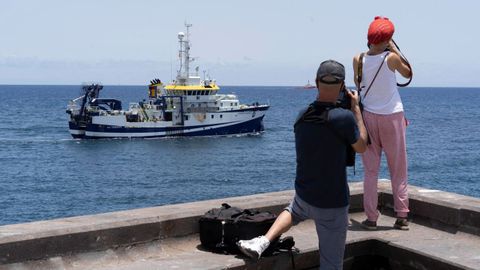 El buque Ángeles Alvariño sale del puerto de Tenerife, en una imagen de archivo