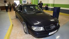 El alcalde de Pontevedra, en una imagen de archivo en el coche que ahora se �jubilar� tras 24 a�os de servicio