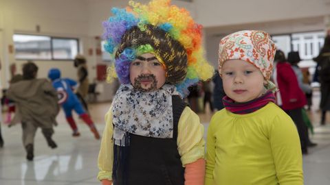 El CRA Ponte da Pedra (Carballo) celebra su entroido en el mercado