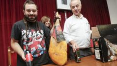 Nolo Chazo -izquierda- se gan� un jam�n por apostar con el alcalde que el Rockin?Vila iba a tener m�s gente que Milladoiro. 