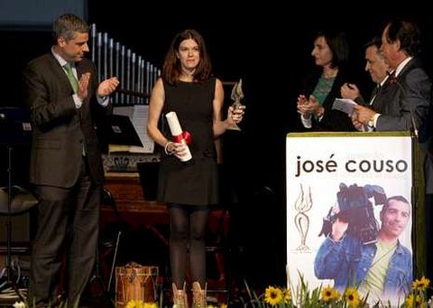 Momento de la entrega del premio ayer a la reportera Mónica García.