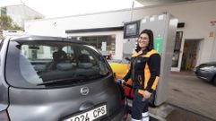 POR LAS NUBES. Una trabajadora pon&iacute;a ayer gasolina en la estaci&oacute;n de servicio de A Ponte do Porto, que ten&iacute;a ayer una de las tarifas m&aacute;s altas de la zona (1,949), aunque por debajo de Laxe o A Agualada. De todos modos, los precios fluct&uacute;an mucho, y de un d&iacute;a para otros el r&aacute;nking var&iacute;a notablemente. La de Carrefour (1,729) era la m&aacute;s barata. Siempre a precio bruto, sin los descuentos.