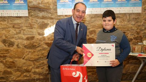Recolle Marcos Gonz�lez L�pez, do colexio O Areal (Camari�as). Oitavo premio. Entrega Manuel Valeriano Alonso de Le�n, alcalde de Camari�as