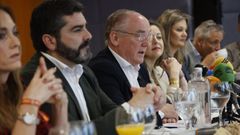 El portavoz del grupo municipal del PP en A Coruña, Miguel Lorenzo (en el centro) hizo balance del primer año tras las elecciones.