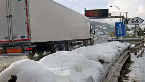 Un camin pasa entre los mrgenes de la carretera cubiertos de nieve, en el concejo de Lena