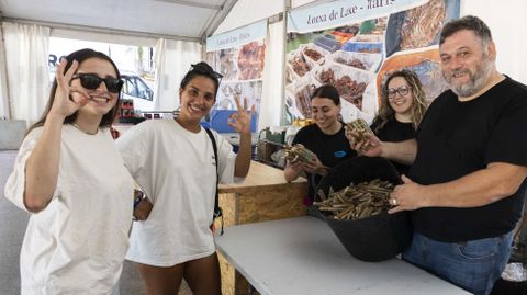 Preparativos, ayer, por la Xornada de Degustaci�n de Navalla-Longueir�n