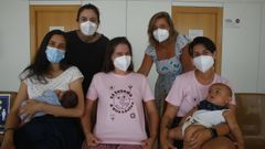 Las matronas Noelia Amor Besada y Mar�a Coego Jorge, al fondo, en el taller sobre lactancia materna impartido en el centro de salud Virxe Peregrina de Pontevedra