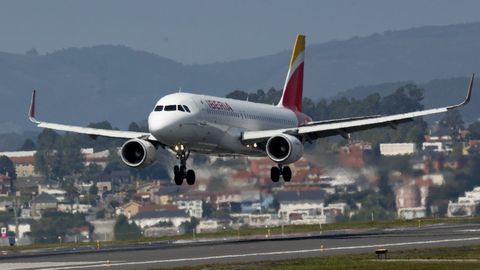Avi�n de la compa��a Iberia, aterrizando en el aeropuerto de Alvedro