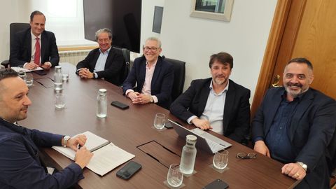 Eloy Garc�a y el resto de directivos, ayer con Botana